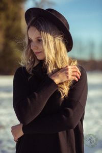 31_auroraphotoralis_outdoorshooting_th&uuml;ringen_women_winter_Portrait_portraitfotografin_fotografin_Mara_Swieczkowski_germany_hildburghausen
